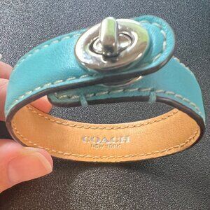 Authentic Coach Leather Turnlock Bracelet – Teal Blue